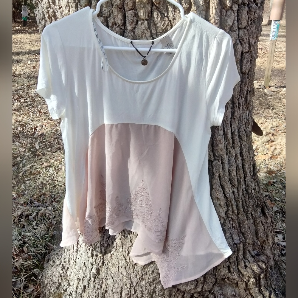 ⬇️ Price Drop!⬇️BKE Blouse in size M